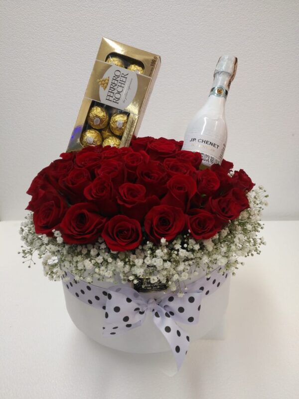 rosas R 38 Caja con rosas, vino y chocolates